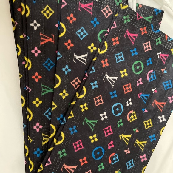 🌟🎉HOST PICK🎉😊 2pks/$10 Disposable Masks - Picture 4 of 6